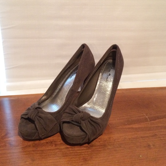 Heels - Picture 2 of 3