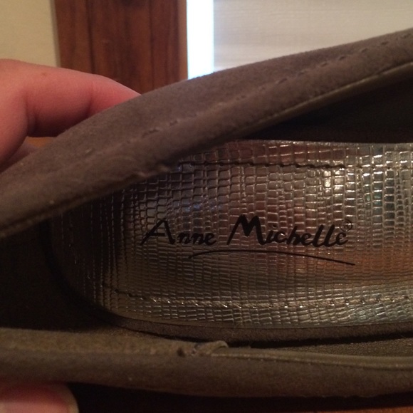 Heels - Picture 3 of 3