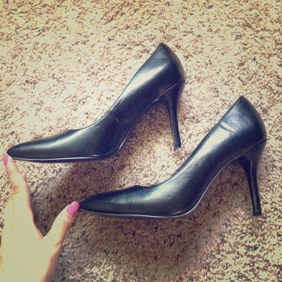 Pointed leather black heels