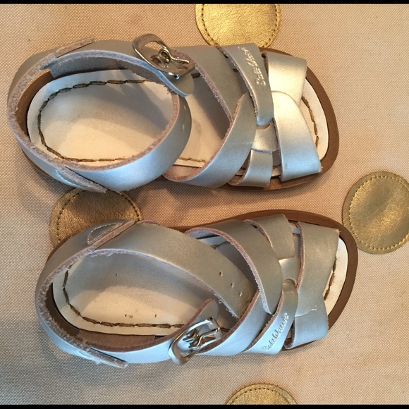 Toddler girl silver salt water sandals - size 5