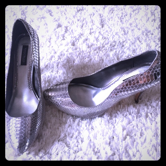 White House Black Market size 9 heel