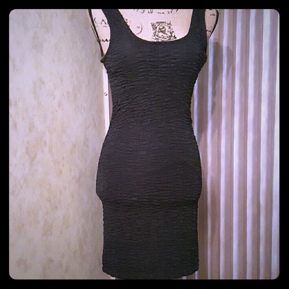 POETRY in motion. Form flattering, bodycon dress
