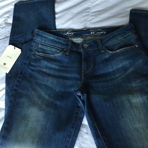 Levis Demi Curve 27 straight leg jeans!!