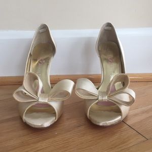 Ivory Paris Hilton heel w bow accent & pink soles