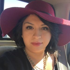 Meet your Posher, Claudia