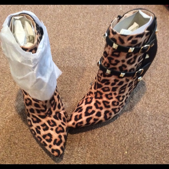 💋💋leopard studded booties.
