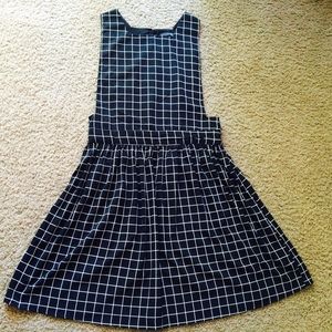 Checker, sleeveless dress. Square top.