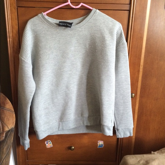 Ribbed modern gray sweater