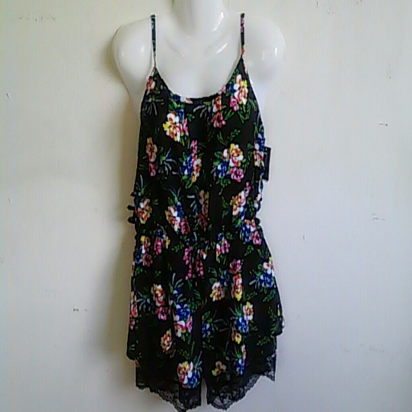 SALE!🎈Floral lace trim romper