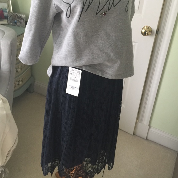 Brand new Zara midi skirt. With elastic waist.