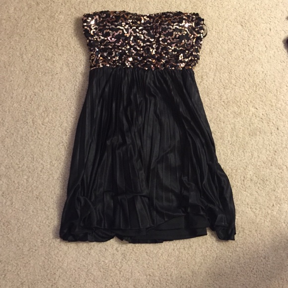 Beautiful Sparkly Dress! - Picture 3 of 4