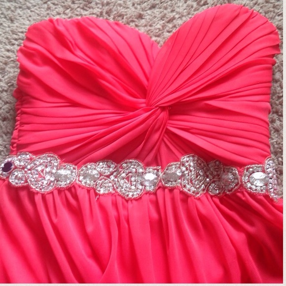 ✨SALE - Coral Prom Dress✨ - Picture 2 of 4