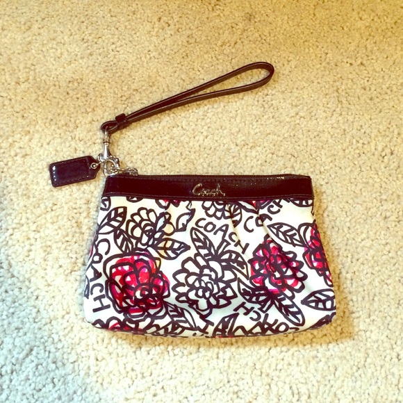 SALE!!!🌹🌷Brand new floral Coach 🌹🌷 wristlet🎀