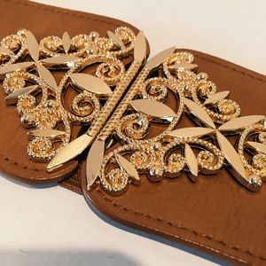 Gold accent stretch belt