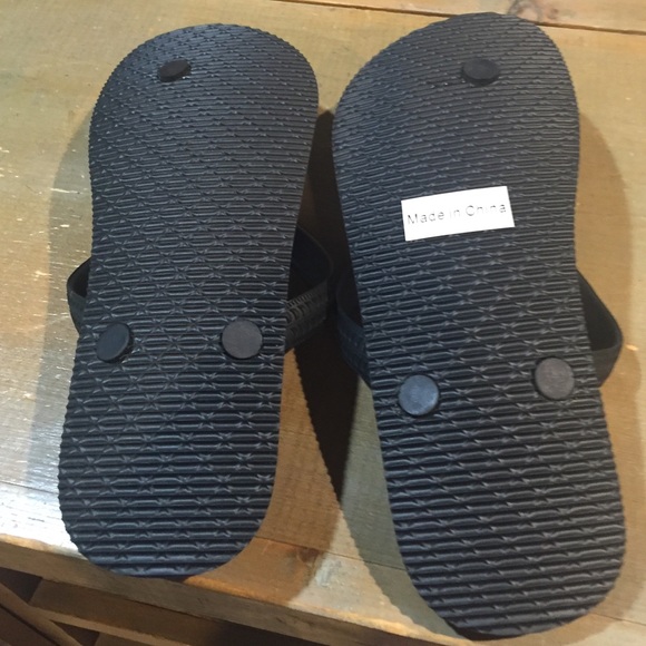 Skull and crossbones flip flops - Picture 2 of 3