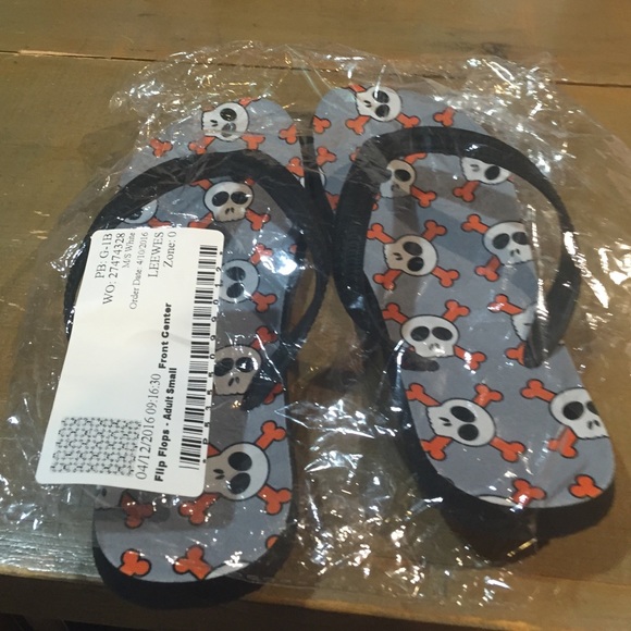 Skull and crossbones flip flops - Picture 3 of 3