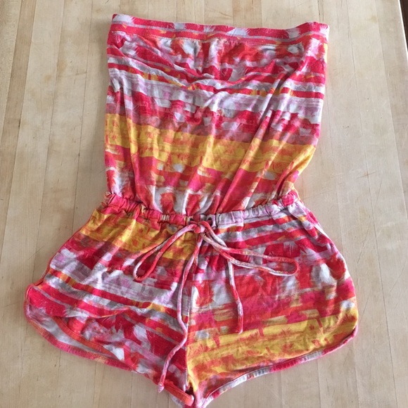 Cute strapless romper!