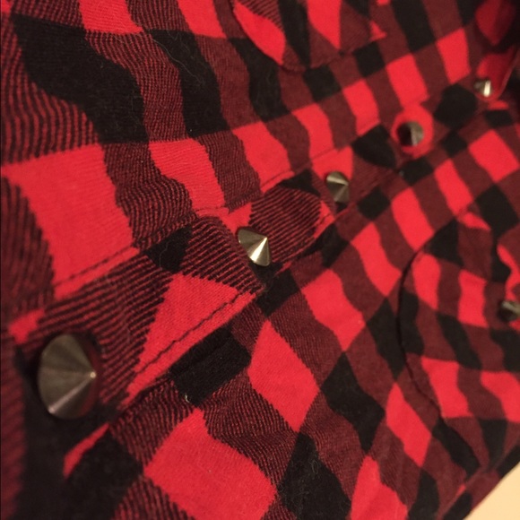 Sleeveless Button Down Top - Picture 2 of 4