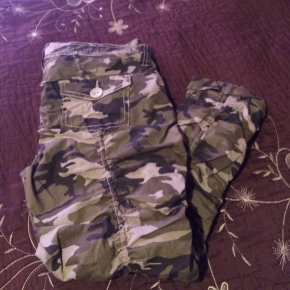 Camouflage capri