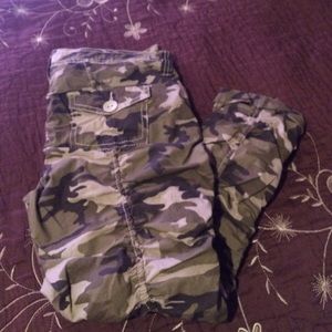 Camouflage capri
