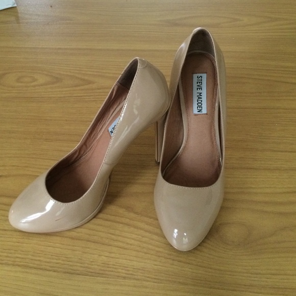 NWOT Steve Madden Nude Pumps