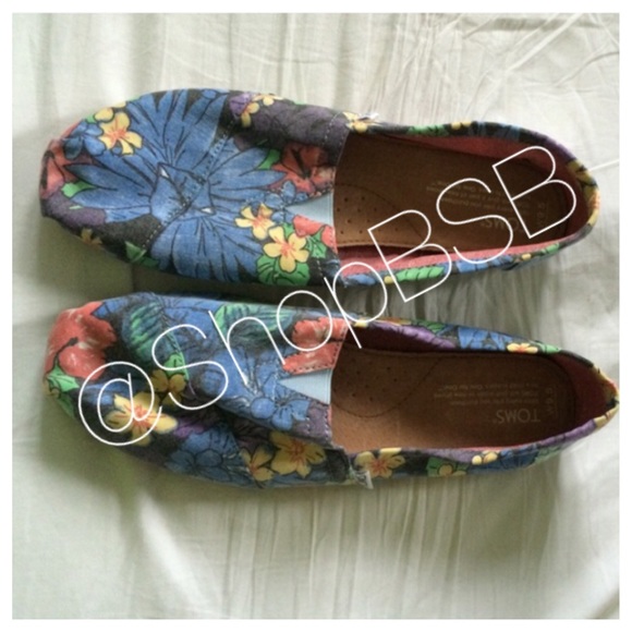 TOMS Shoes - Toms size 9.5 NWOT