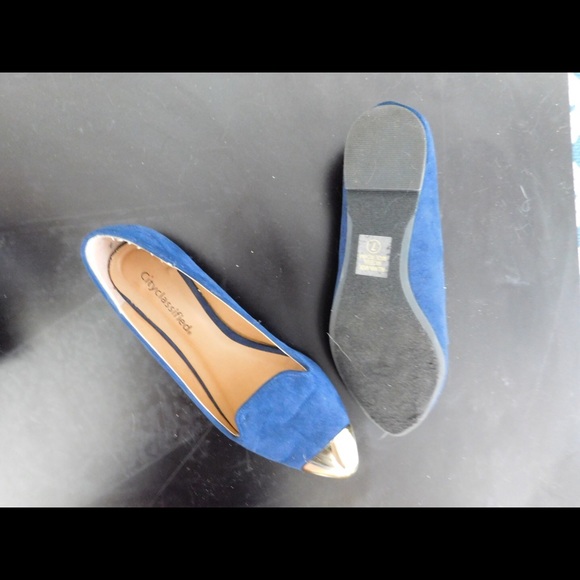 Gold tip pointed toe flats.