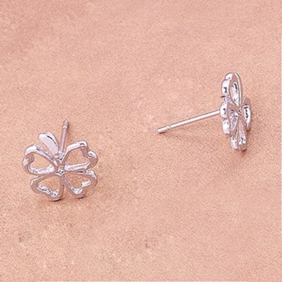 Silver clover studs - Picture 3 of 4