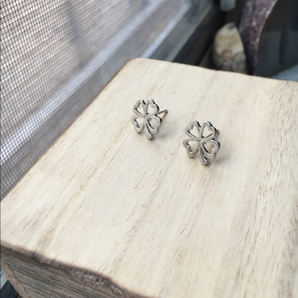 Silver clover studs - Picture 4 of 4