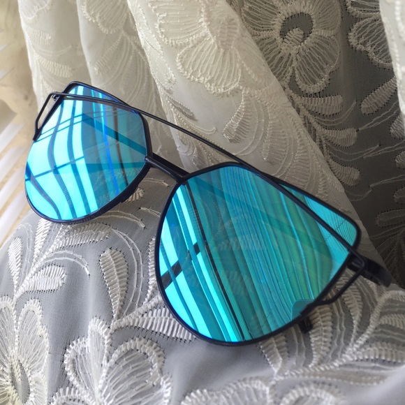 🦀💦💙Azure Mirror Lens Cross Wire Sunglasses - Picture 2 of 4