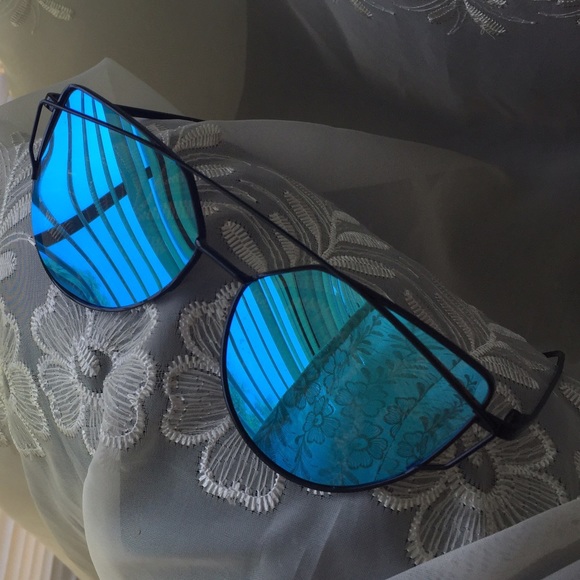 🦀💦💙Azure Mirror Lens Cross Wire Sunglasses - Picture 3 of 4