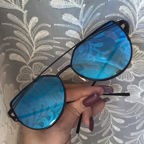 🦀💦💙Azure Mirror Lens Cross Wire Sunglasses - Picture 4 of 4