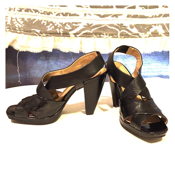 *Kenneth Cole Reaction* black heels  (7.5)