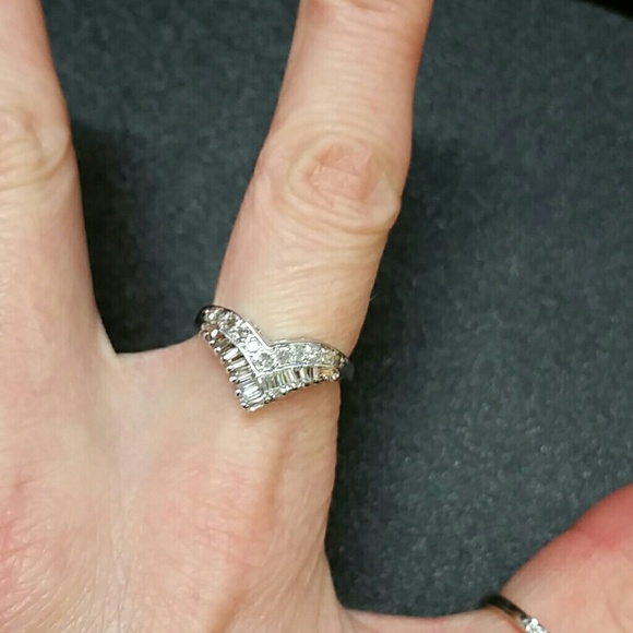 14k white gold 1/2ct Diamond V Ring