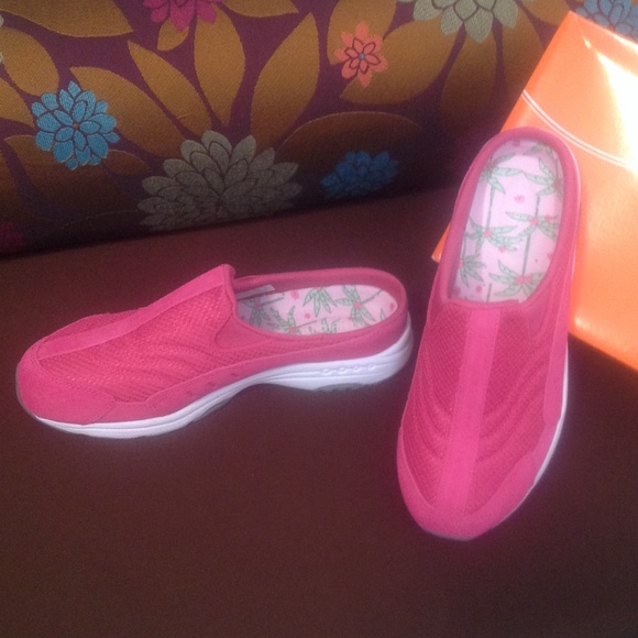 CUTE PINK LOW BACK EASY SPIRIT SNEAKERS