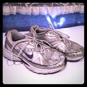 Nike sneakers (7.5)