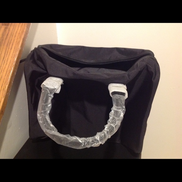 🎉MICHAEL KORS DUFFLE BAG 💕 - Picture 2 of 4