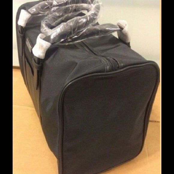 🎉MICHAEL KORS DUFFLE BAG 💕 - Picture 4 of 4