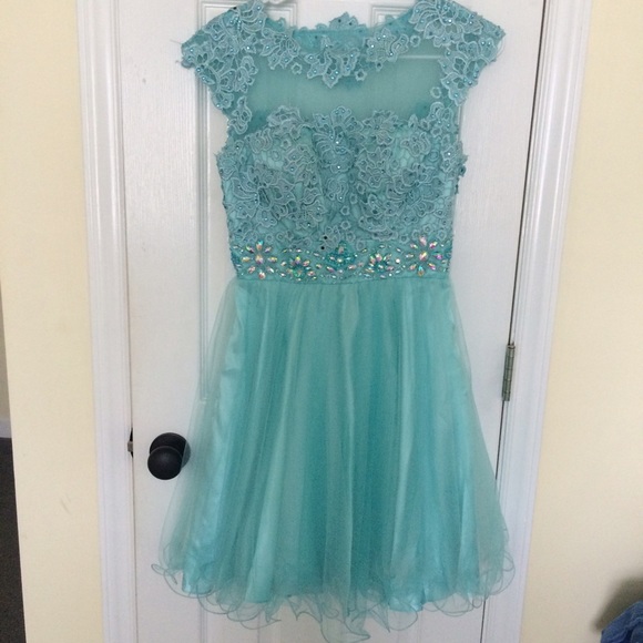NEED TO SELL MAKE OFFERShort prom/homecoming dress