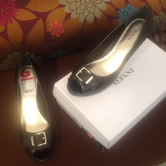 REALLY NICE ALFANI PEEP TOE HEALS