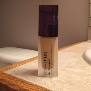 Fionastiles Matte Finish Liquid Foundation