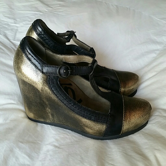 T-strap Otbt Wedges
