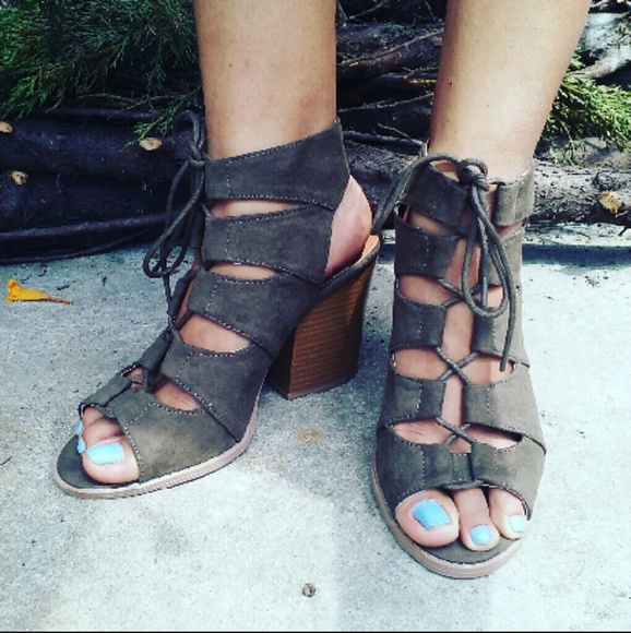 🌵🌺😍A total Must have lace up olive green bootie - Picture 2 of 4