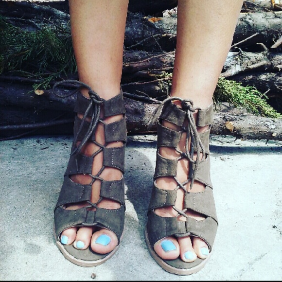 🌵🌺😍A total Must have lace up olive green bootie - Picture 3 of 4
