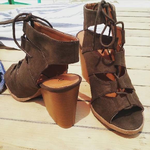 🌵🌺😍A total Must have lace up olive green bootie - Picture 4 of 4