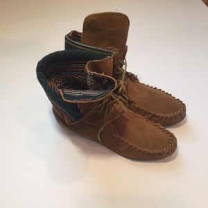 Like new Steve Madden fold over Tribal Moccasins