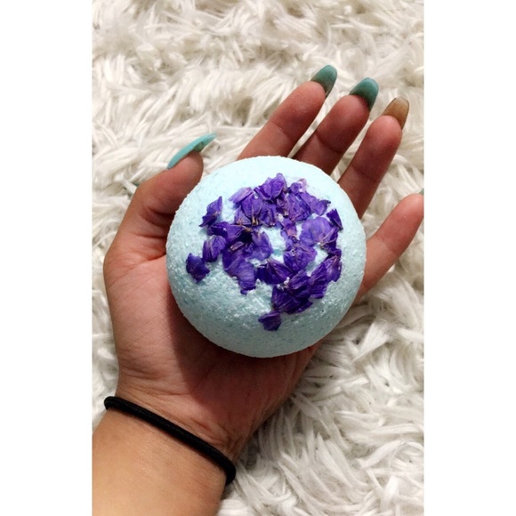 Glittery bath bomb