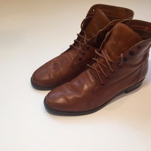 Size9 brown leather Nine West vintage style boots