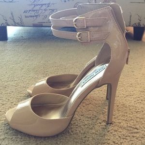 Steve Madden Shoes - Nude patent open toe heel 🚩 Summer Style! Steve Madden Shoes - Nude patent open toe heel 🚩 Summer Style!