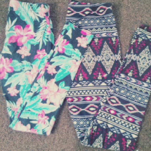 A 2 set bundle of leggings